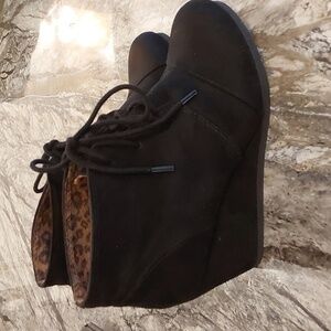 Manhattan Collection Black Suede Wedge‎ Heel Bootie Size 6